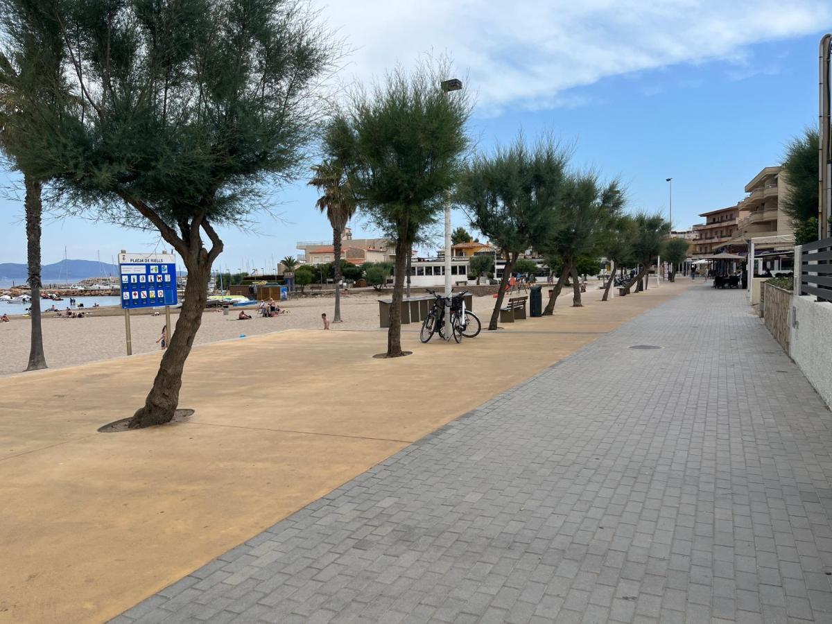 Apartamento En La Playa. Free Parking. Free Wifi L' Escala Екстериор снимка